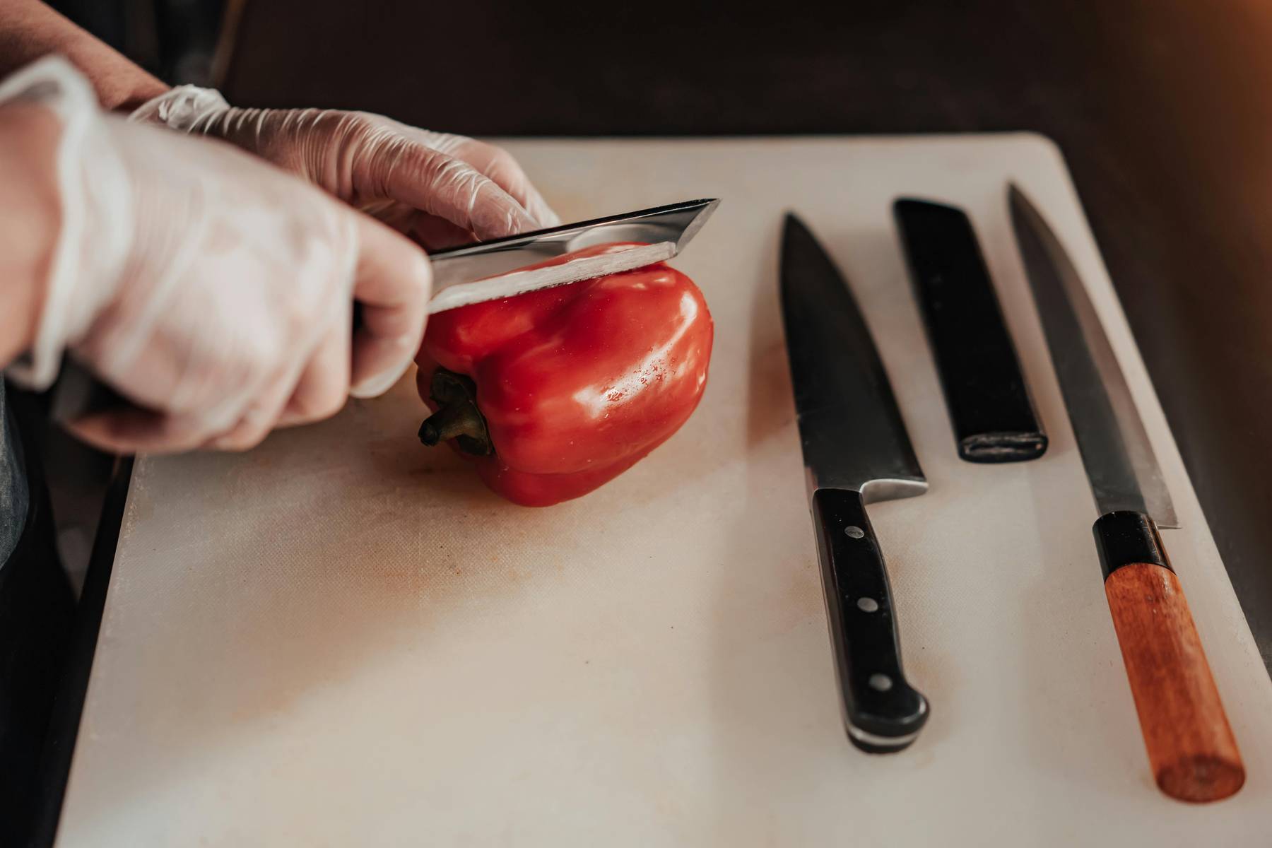 operatore alimentare dopo corso HACCP con guanti