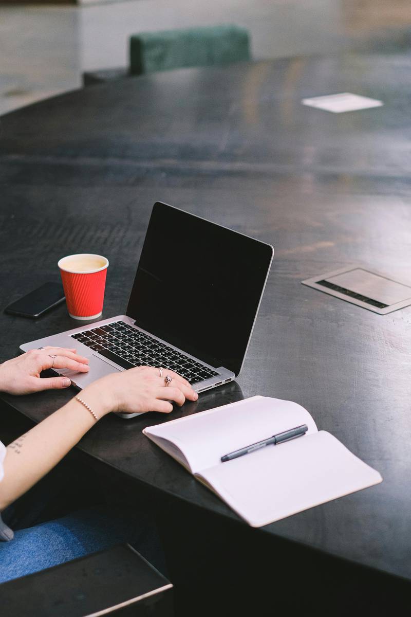 impiegata che fa un corso webinar