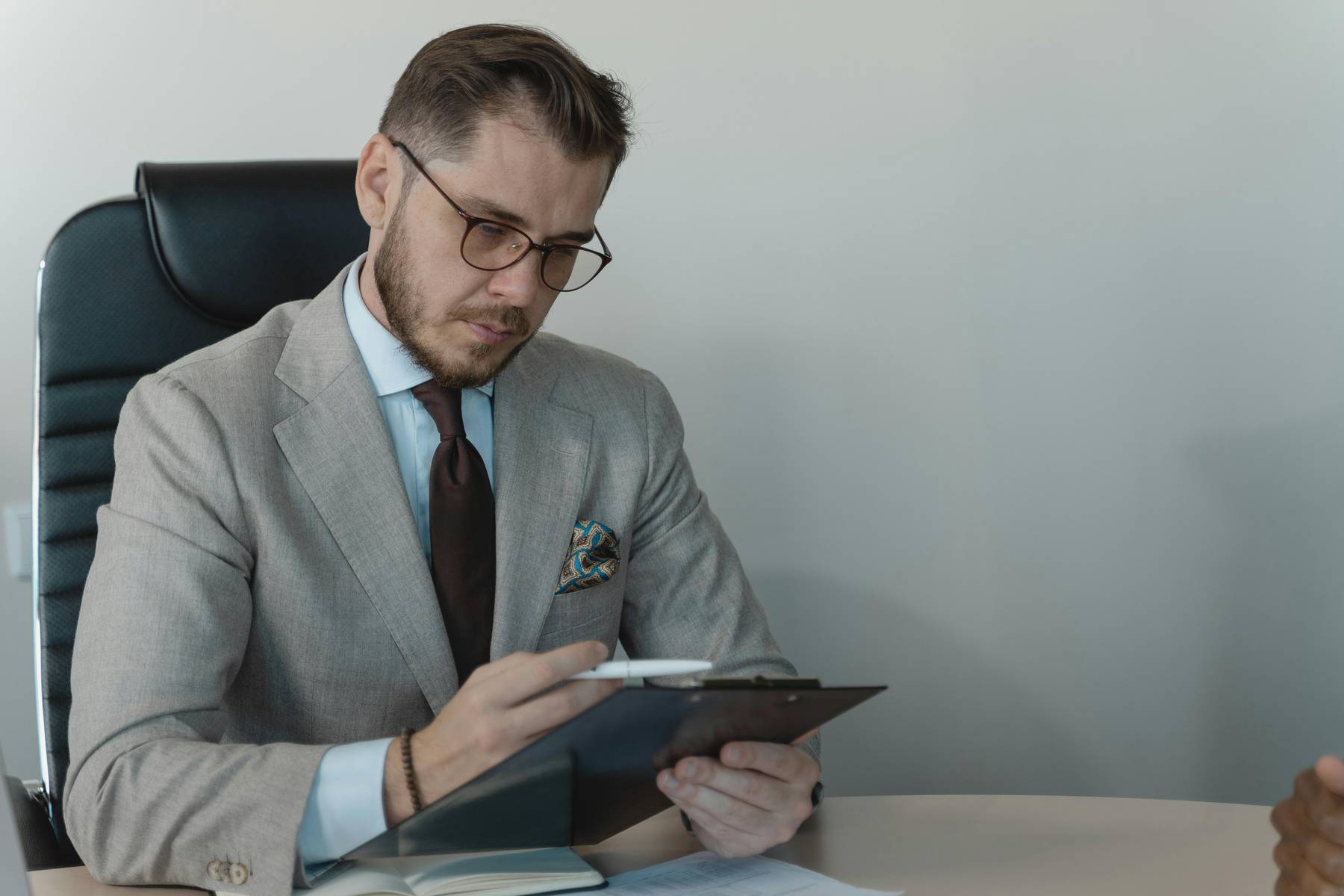 datore di lavoro che revisiona dei documenti